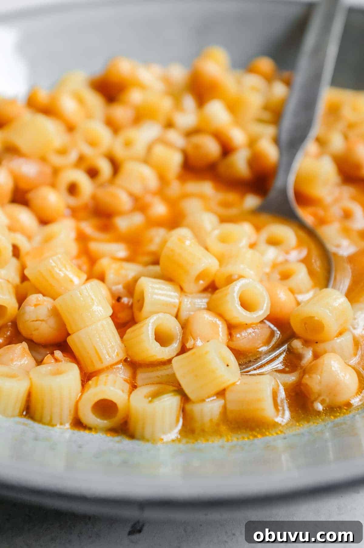 a close angle of a bowl of Italian pasta e ceci